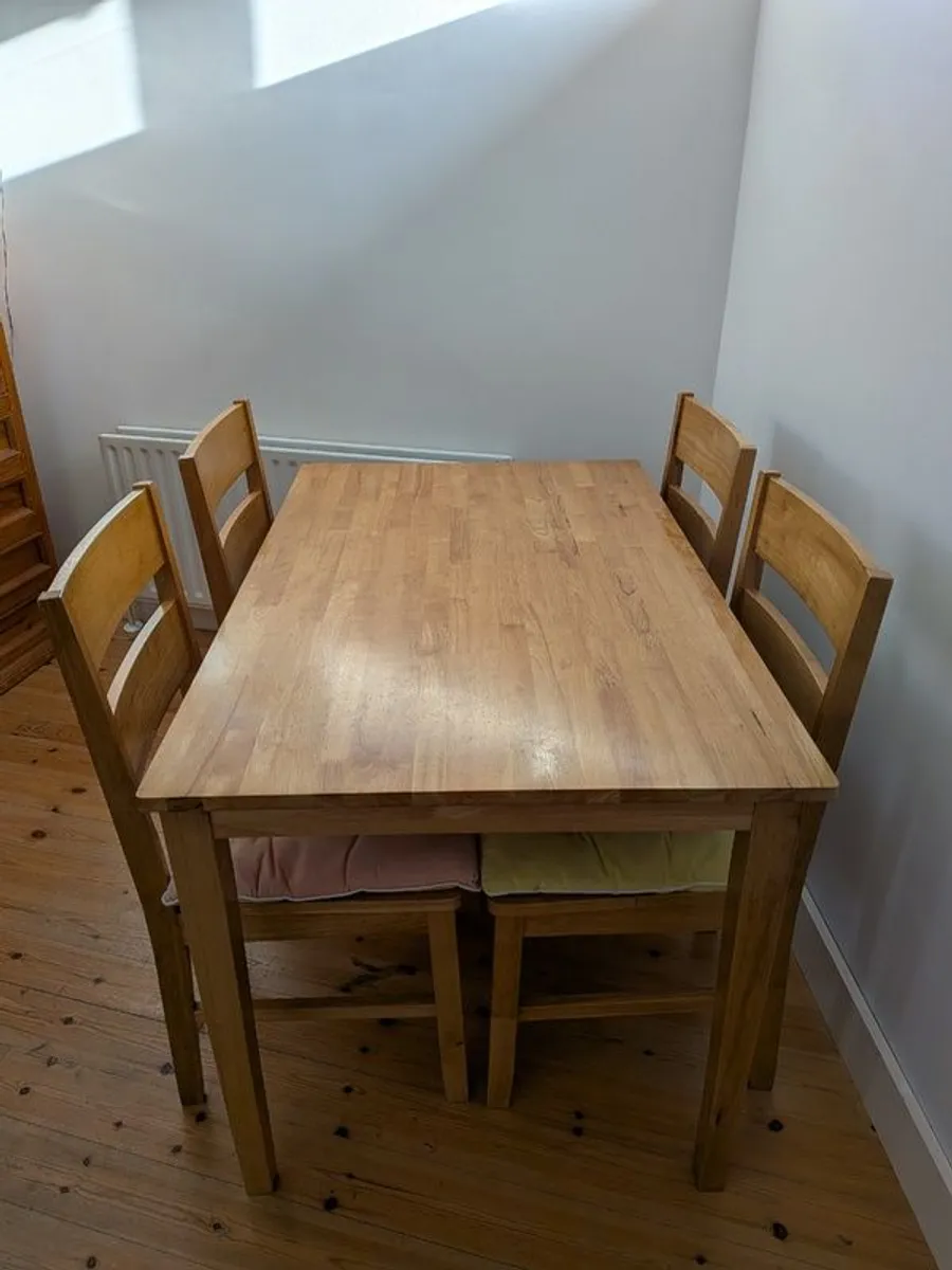 Table and four chairs - Image 2