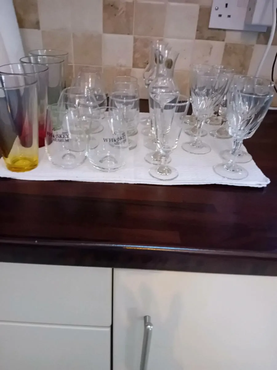 SELECTION OF DRINKING  GLASSES MIXED SIZES - Image 1