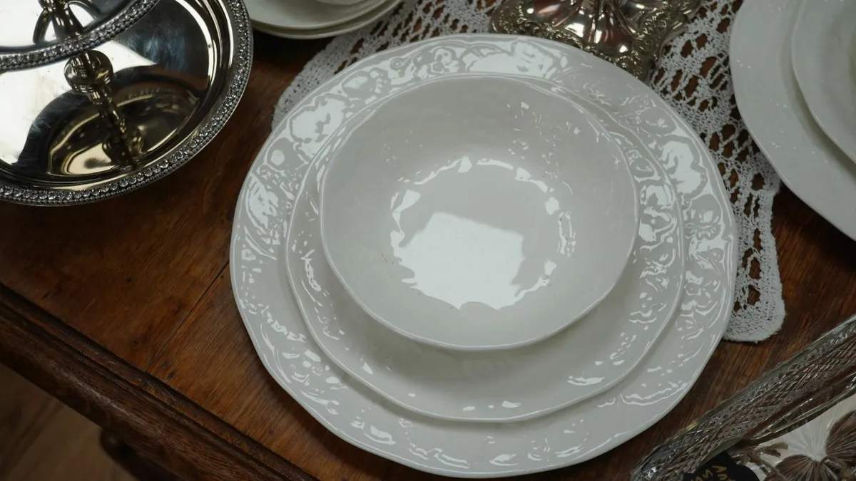Wedgwood Bone China dinner service_Strawberry & Vi - Image 2