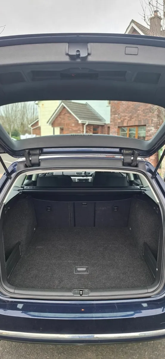 Volkswagen Passat 2012 - Image 2