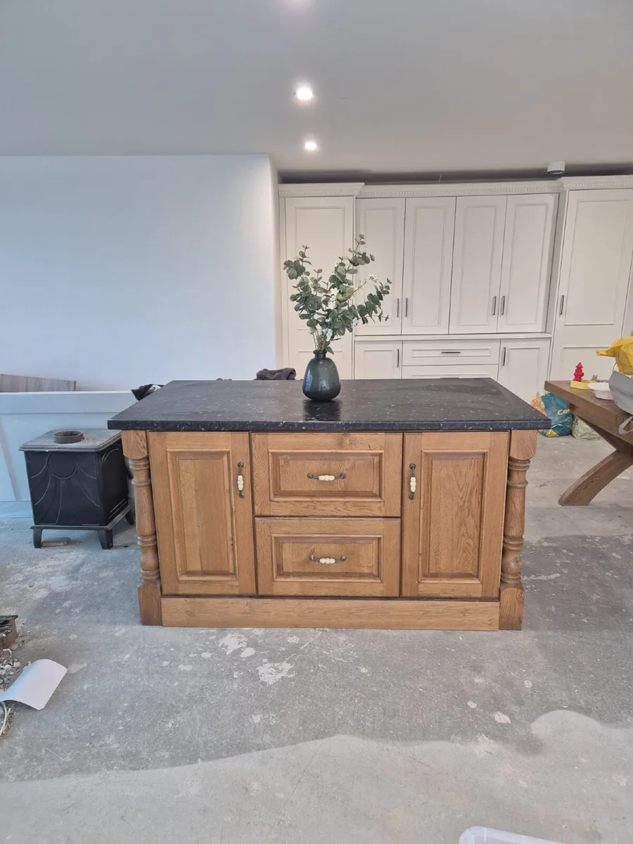 Kitchen island - Image 1