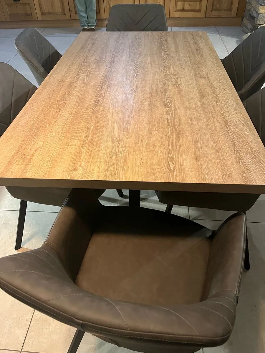 Table & chairs - Image 1