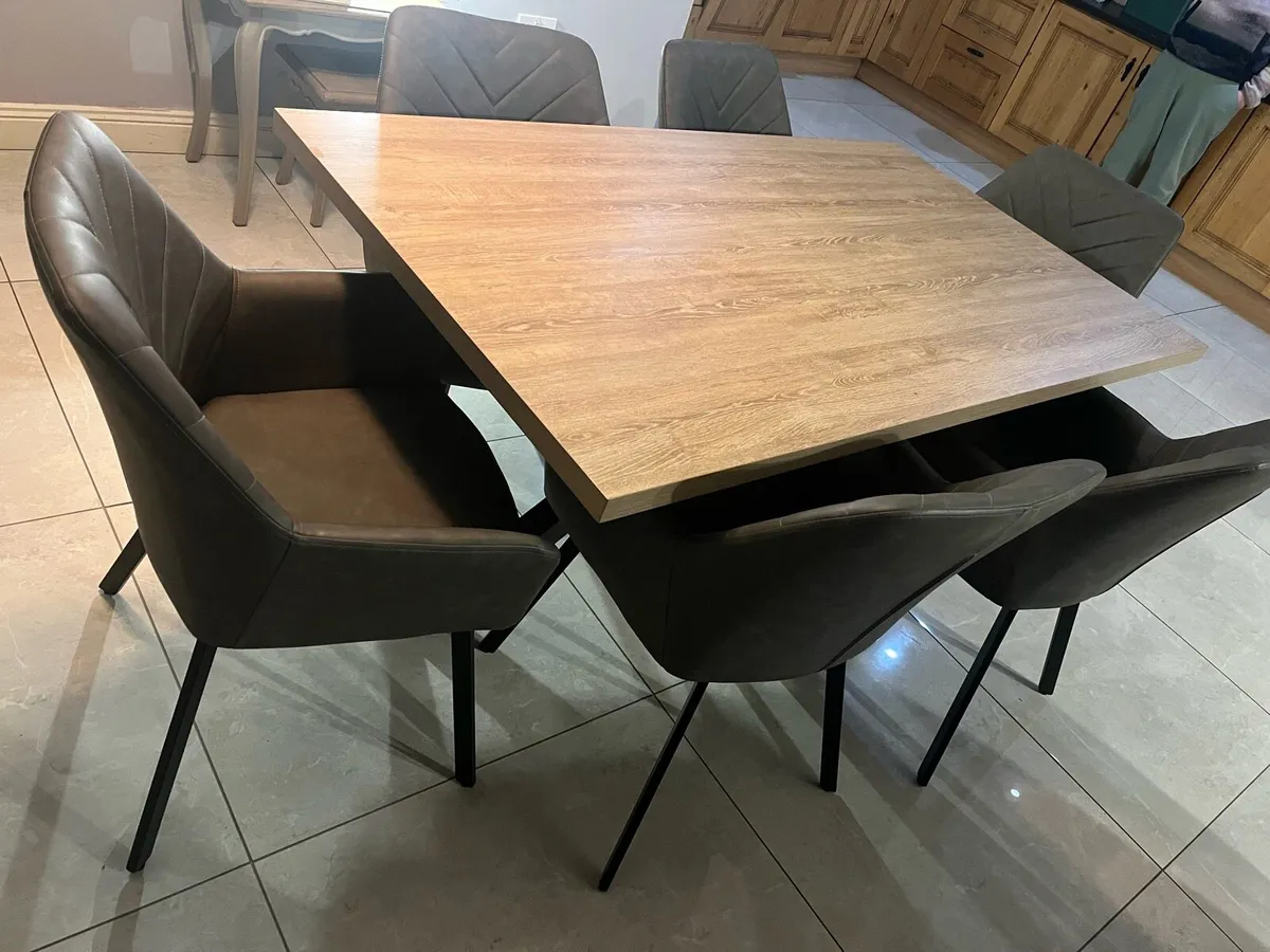 Table & chairs - Image 2
