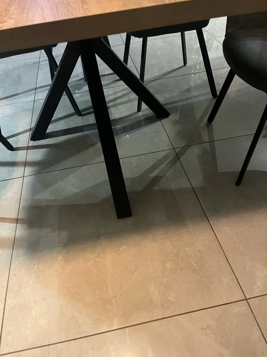 Table & chairs - Image 3