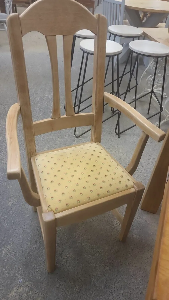 Solid light oak table, 6 chairs - Image 2