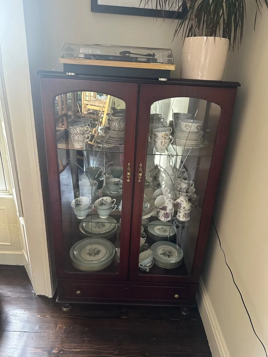 China cabinet - Image 1