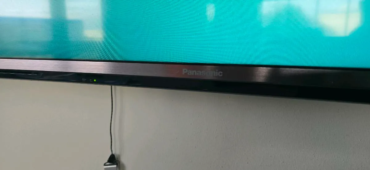 Panasonic tv 65inch curved - Image 2