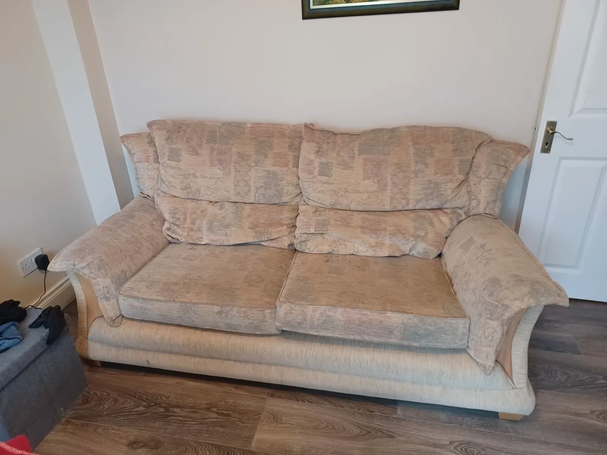 3 seater couch and 2 single seaters - Image 1