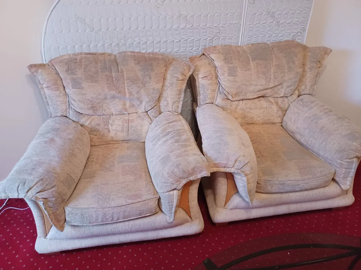 3 seater couch and 2 single seaters - Image 2