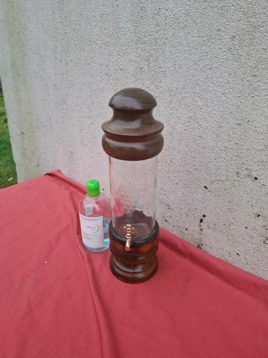 Glass bottle dispenser possible to post