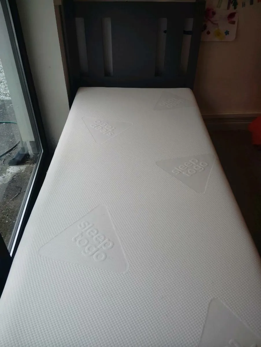 Single bed and mattress - Image 1