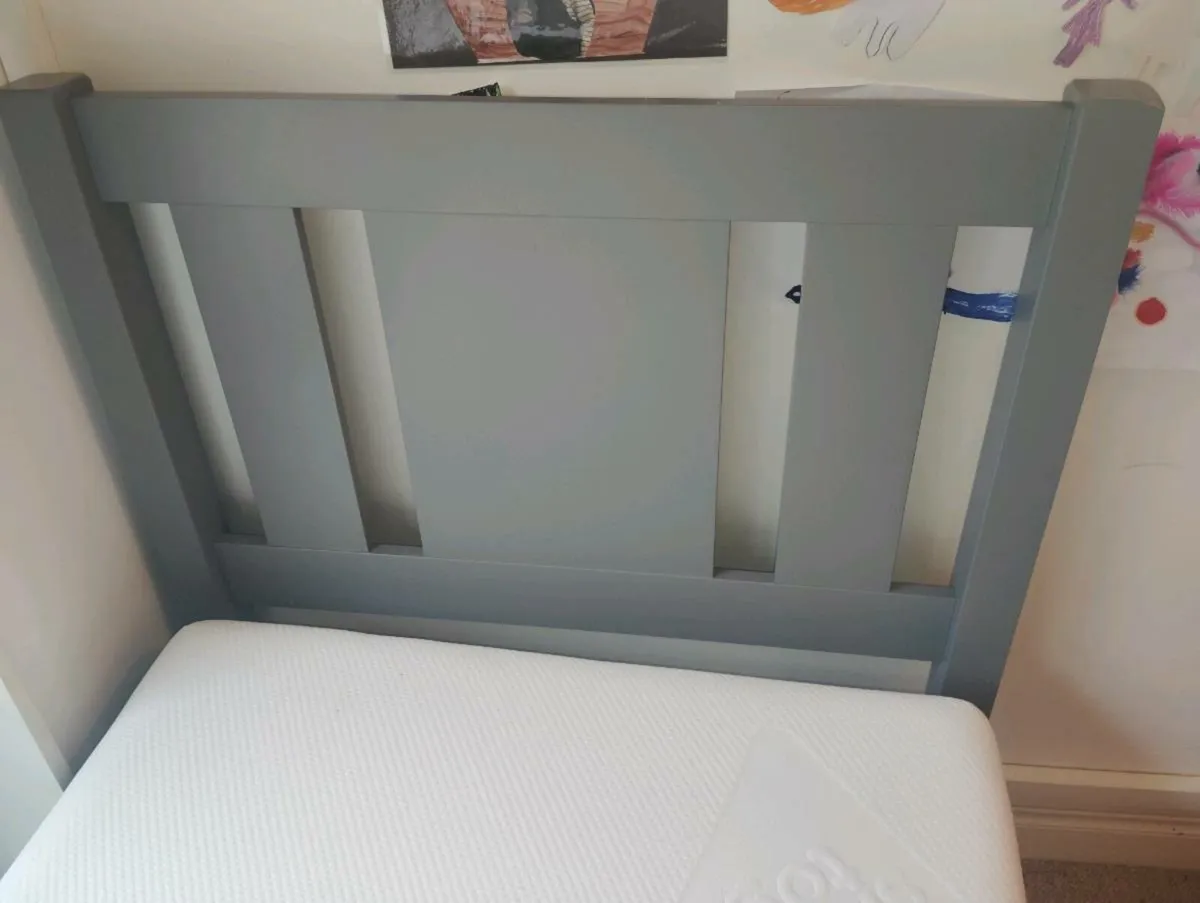 Single bed and mattress - Image 3