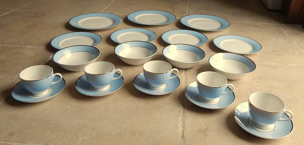 21 Pieces of  Vintage Doulton 2004 RD Crockery - Image 1