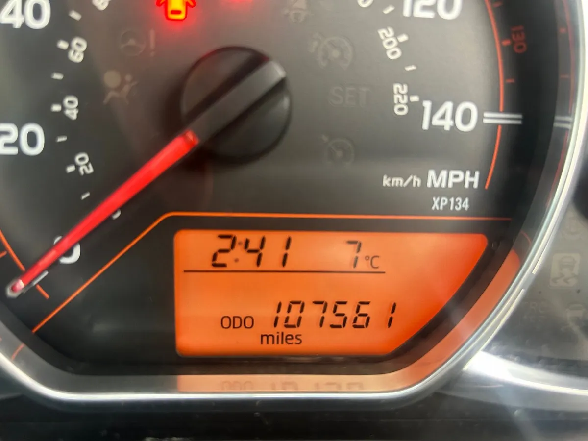 Toyota Yaris Sport 2015 - Image 3