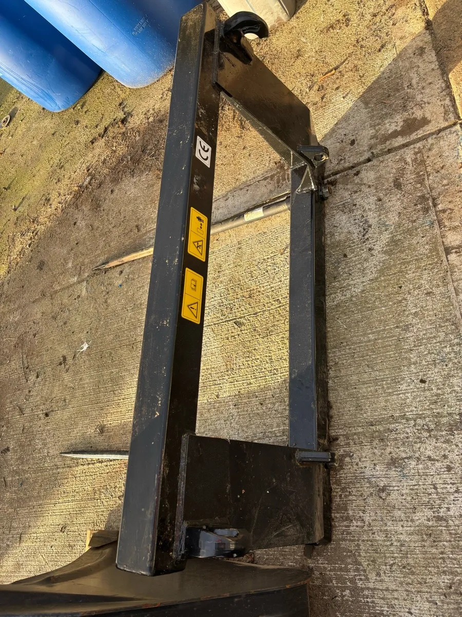 Brand new bale spikes with euro brackets - Image 2