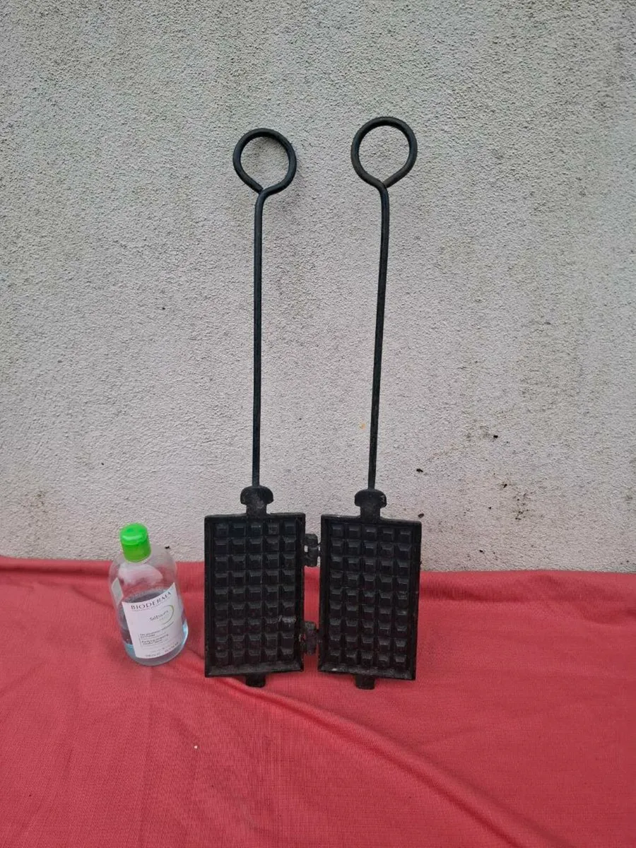 Antique cast iron waffles maker postage possible