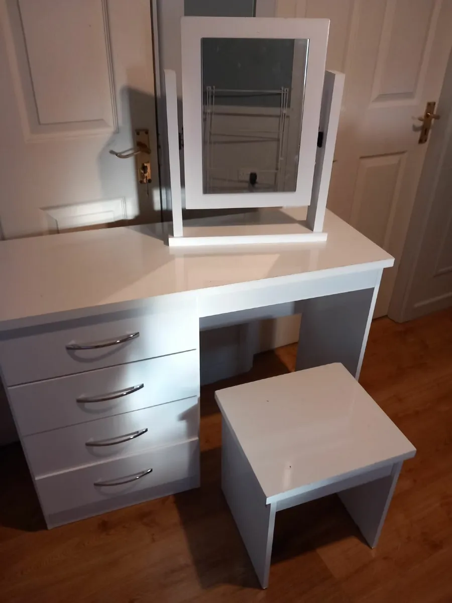 Vanity desk - Image 1