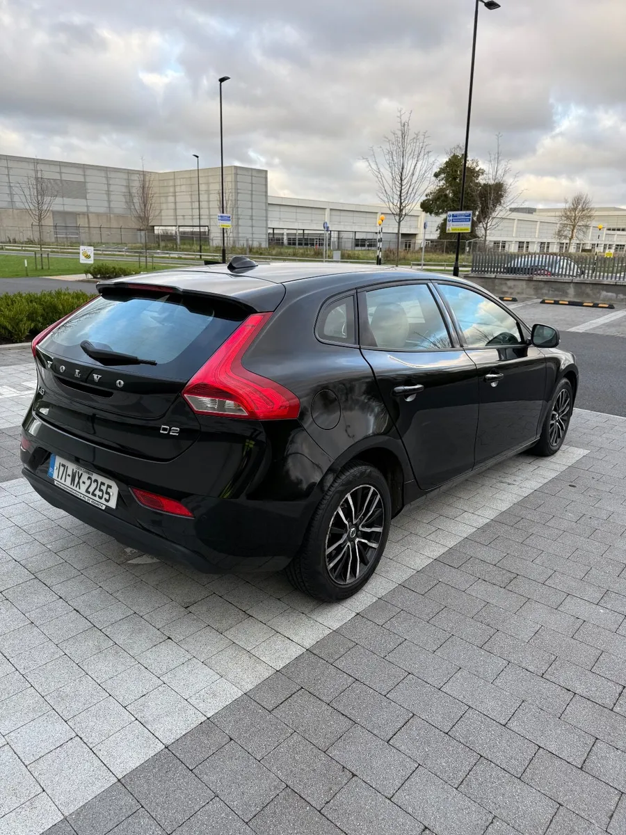 Volvo V40 2017 - Image 2