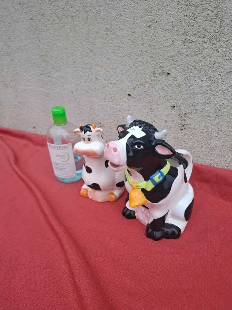 Ceramic cow set postage possible - Image 1