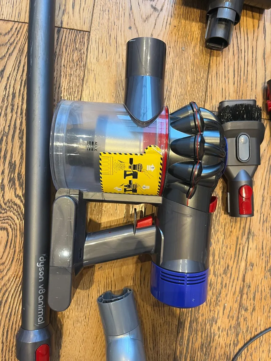 Dyson V8 Animal vacuum cleaner - Image 1