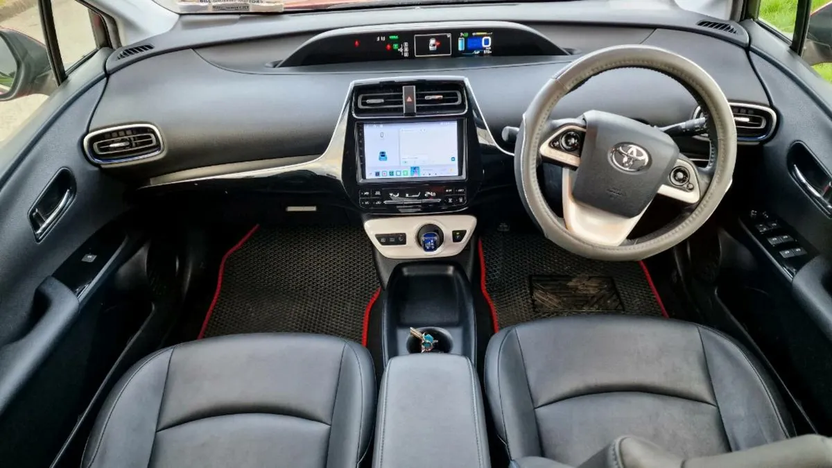 Toyota prius LEATHER seats - Image 1