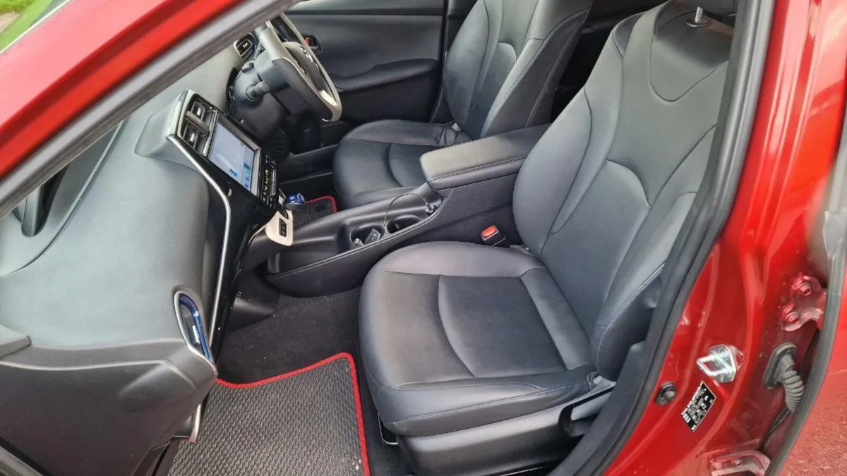 Toyota prius ☆LEATHER SEATS☆video recorder ☆ - Image 1