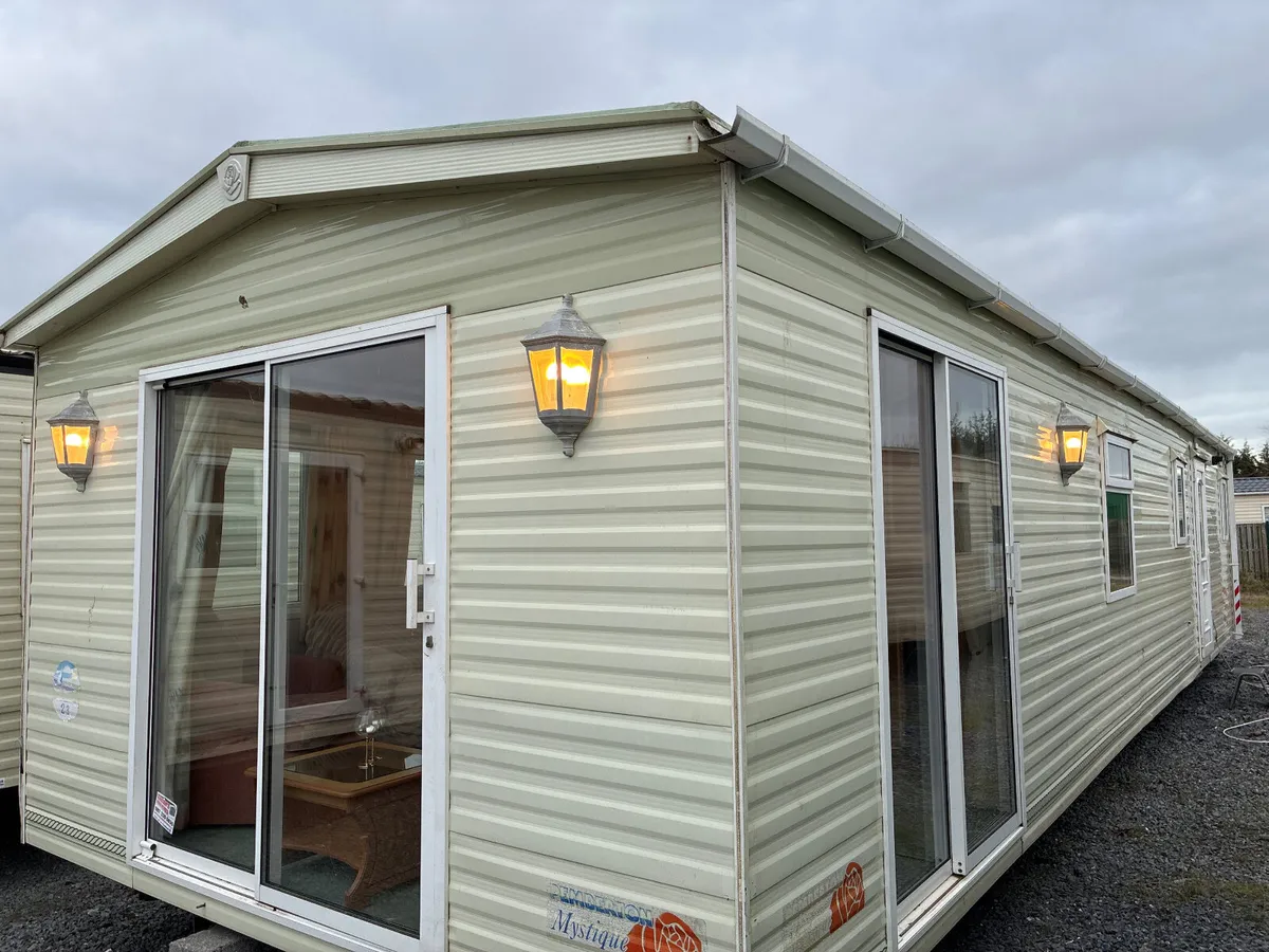 AND IT HAS A BEAUTIFUL BATHROOM - Image 2