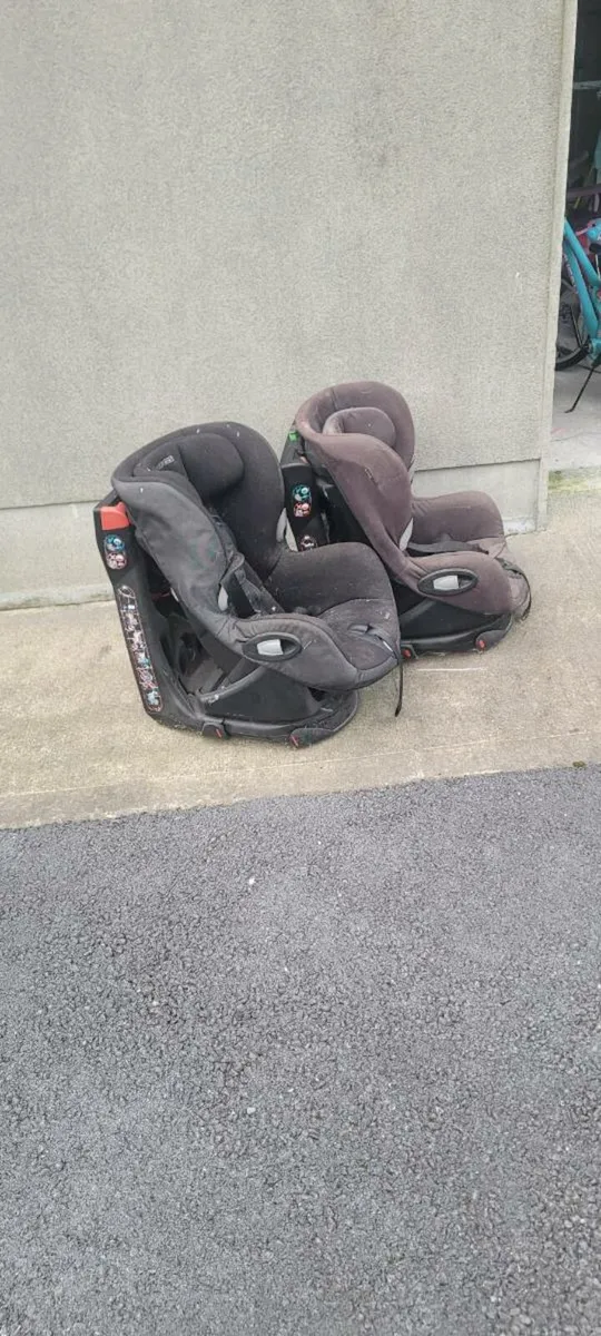 Car seat x 2 - Image 1