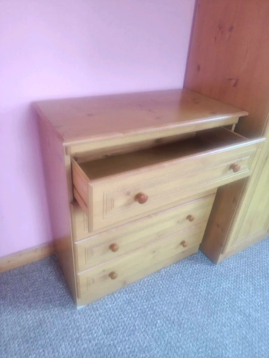 Bedroom furniture - Image 4