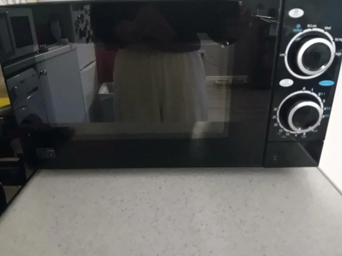 ESSENTIALS Microwave Oven - Image 2