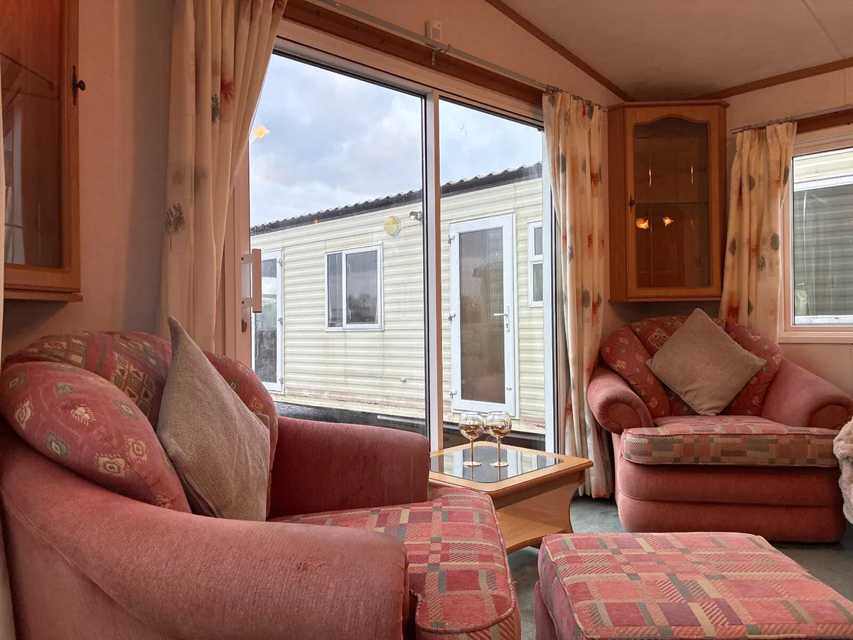 AND IT HAS A BEAUTIFUL BATHROOM - Image 4