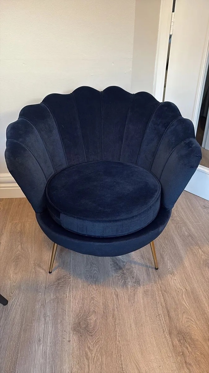 Tub Chair in blue velvet - Image 1