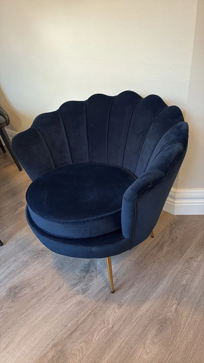 Tub Chair in blue velvet - Image 2