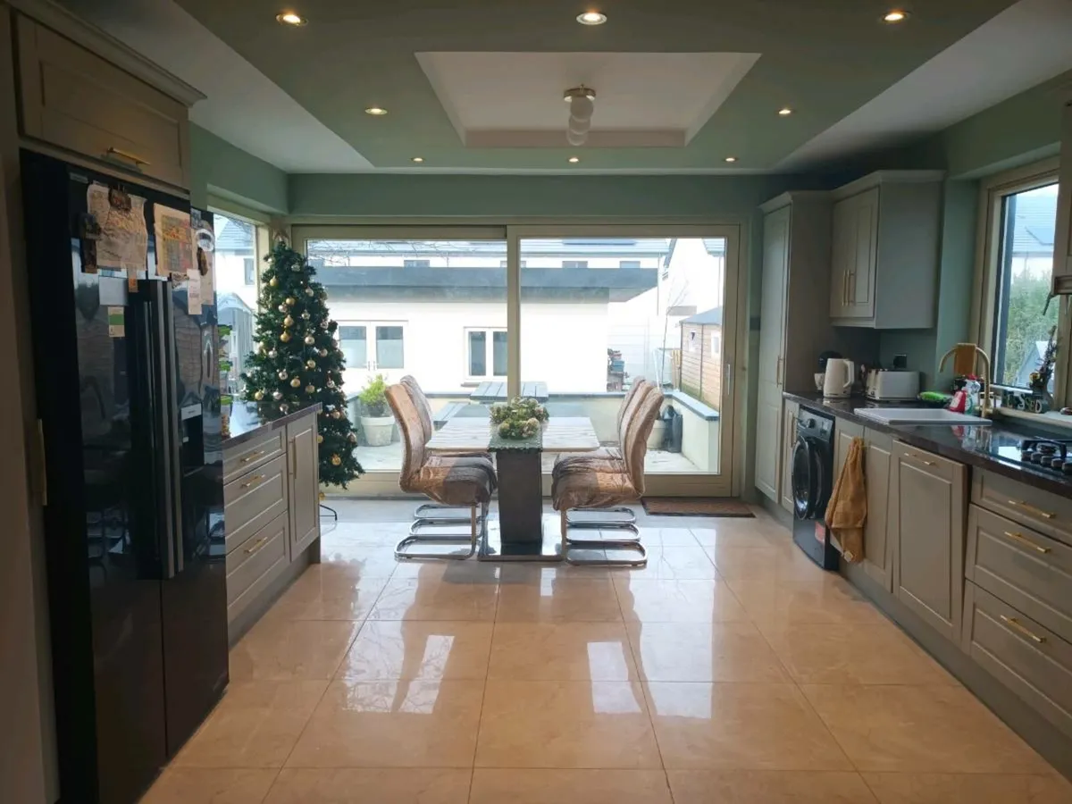 5 bed detached house in prime location Portlaoise - Image 1