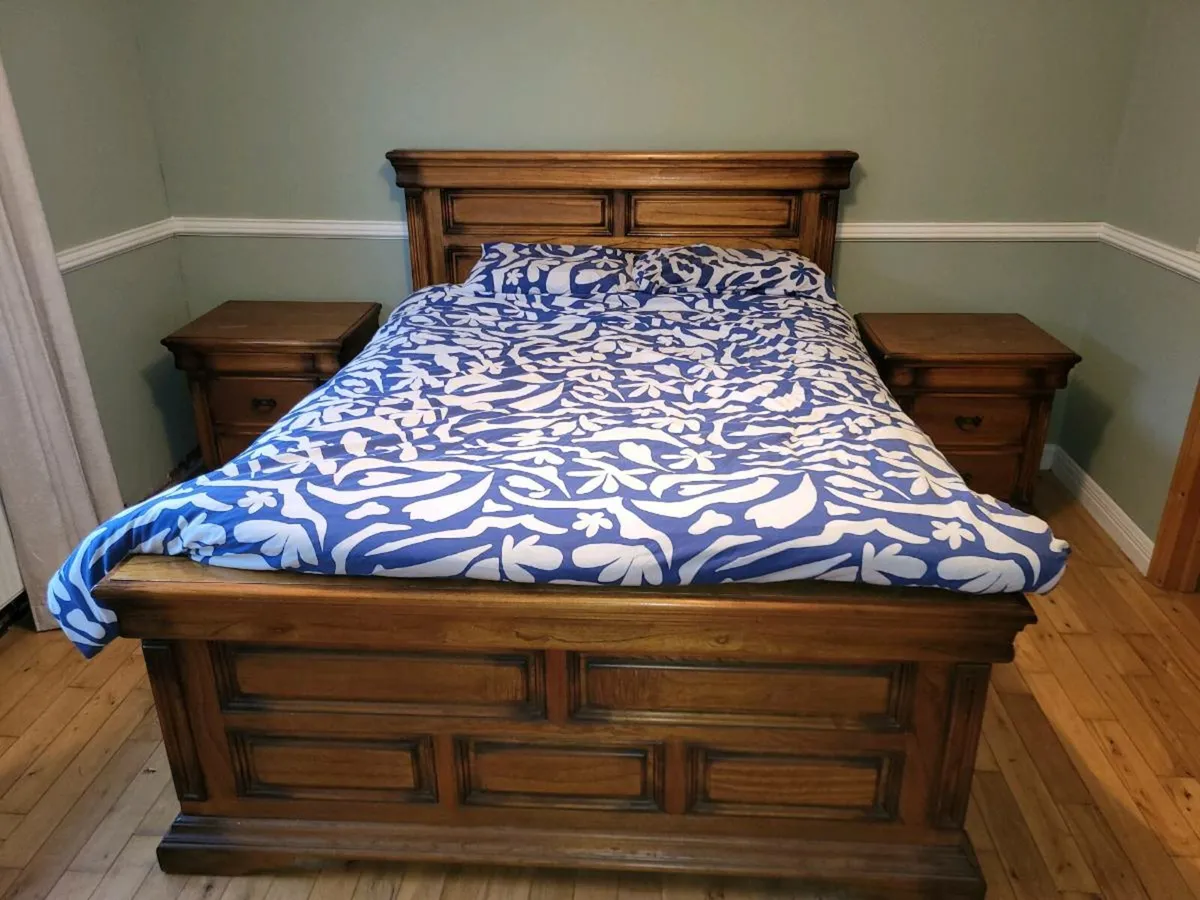King size solid wood bed and matching lockere - Image 1