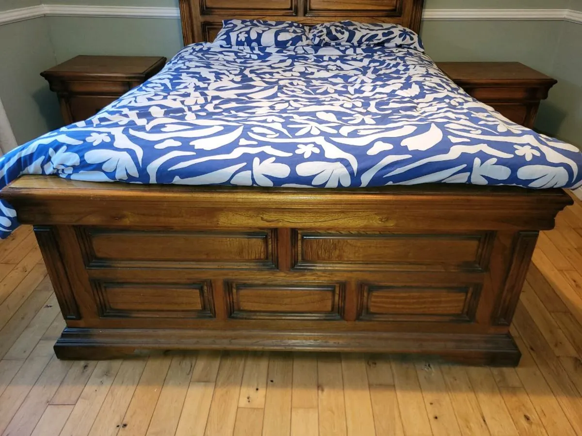King size solid wood bed and matching lockere - Image 2