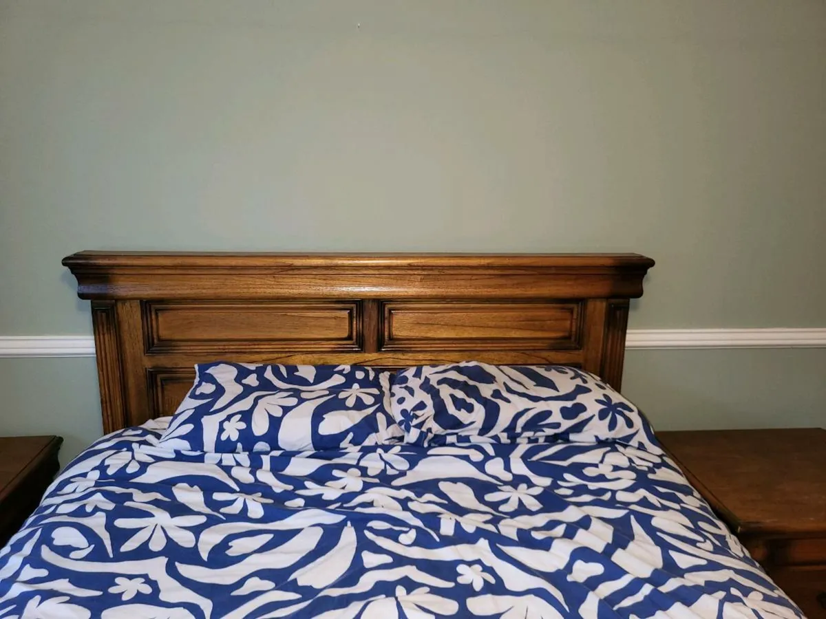 King size solid wood bed and matching lockere - Image 3