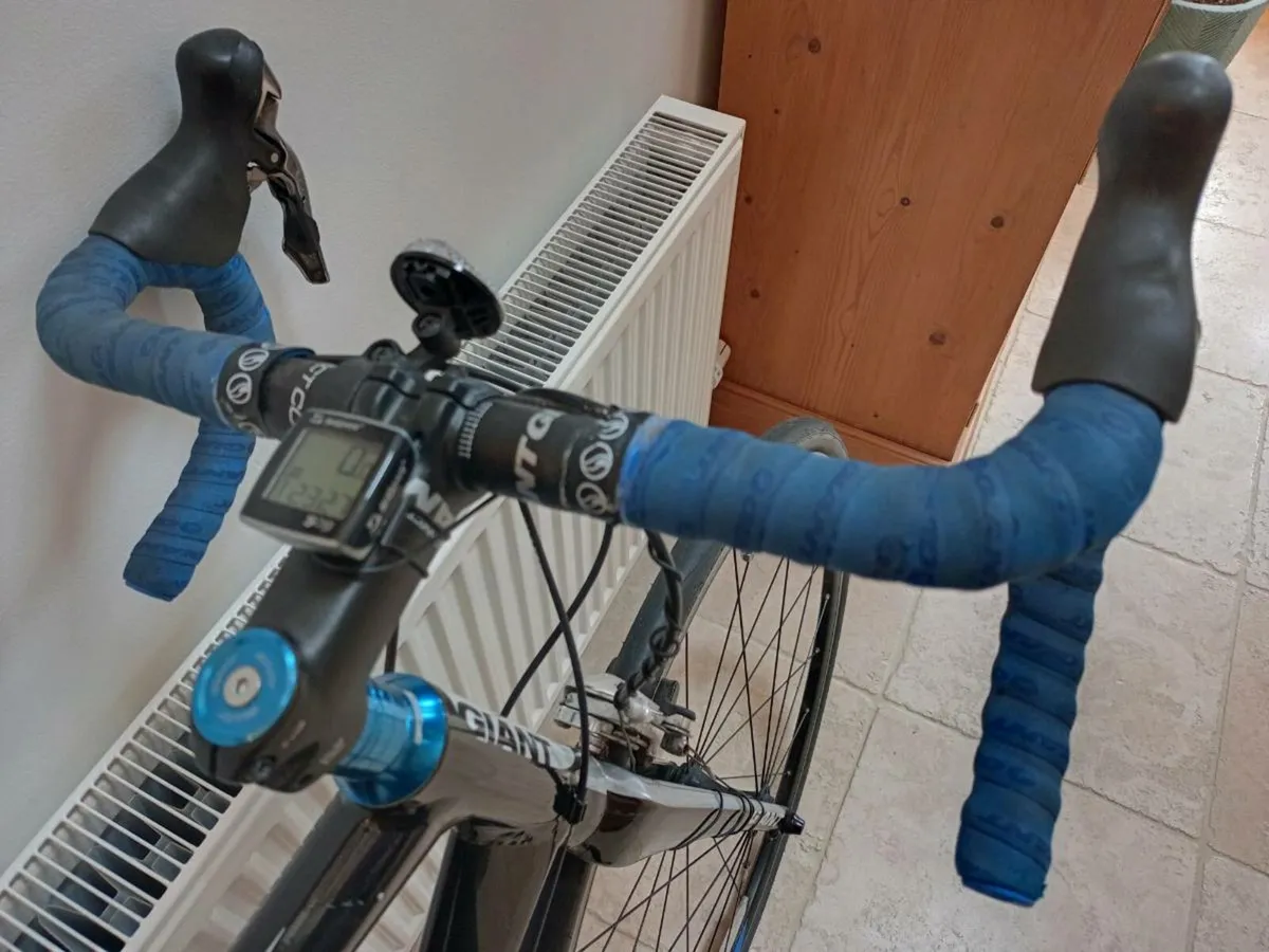 Giant Defy Adult Bicycle & Tyres - Image 4