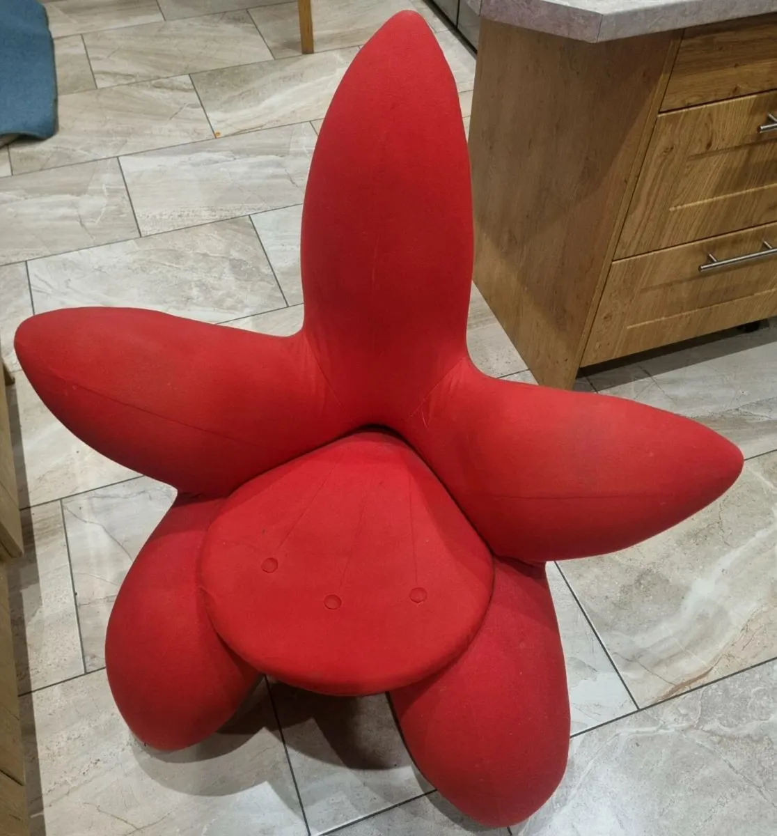 Red reading chair - Image 1