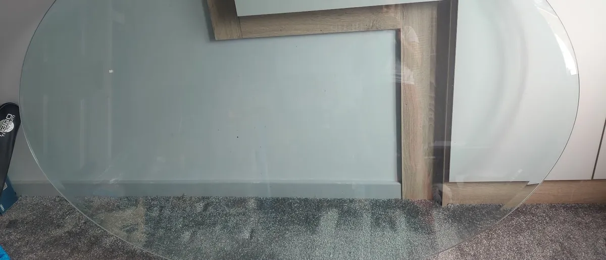 Large oval glass top table sturdy and heavy 120cm - Image 1