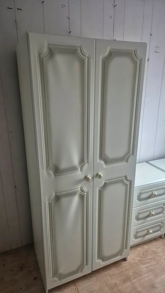 Bedroom furniture - Image 2