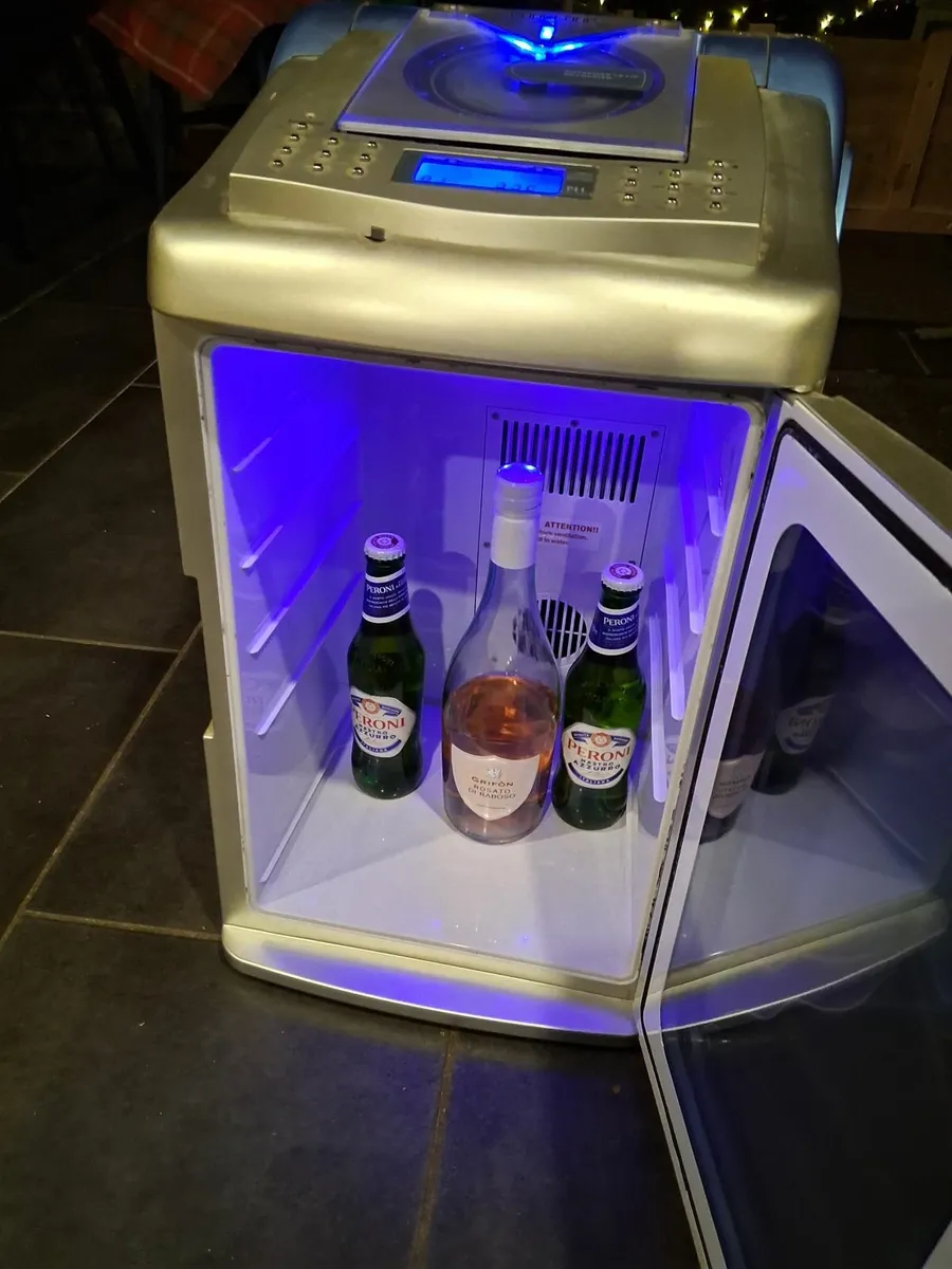 Mini fridge/CD/Radio - Image 1