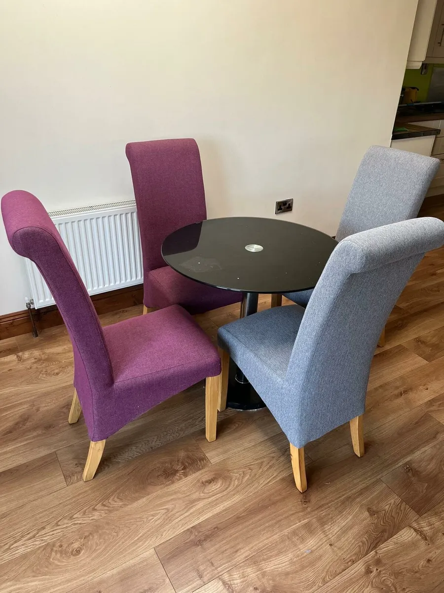 Table and chairs - Image 1
