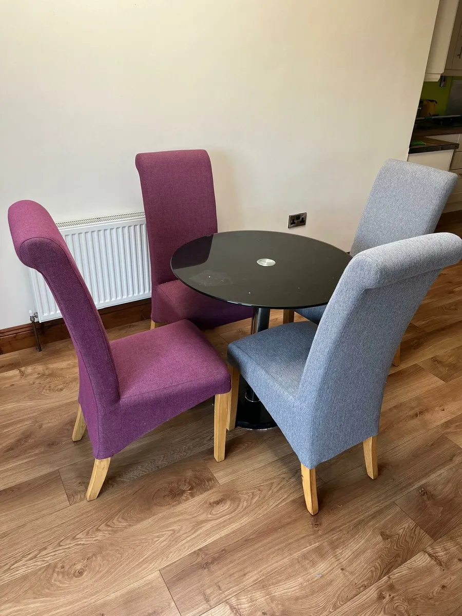 Table and chairs - Image 2