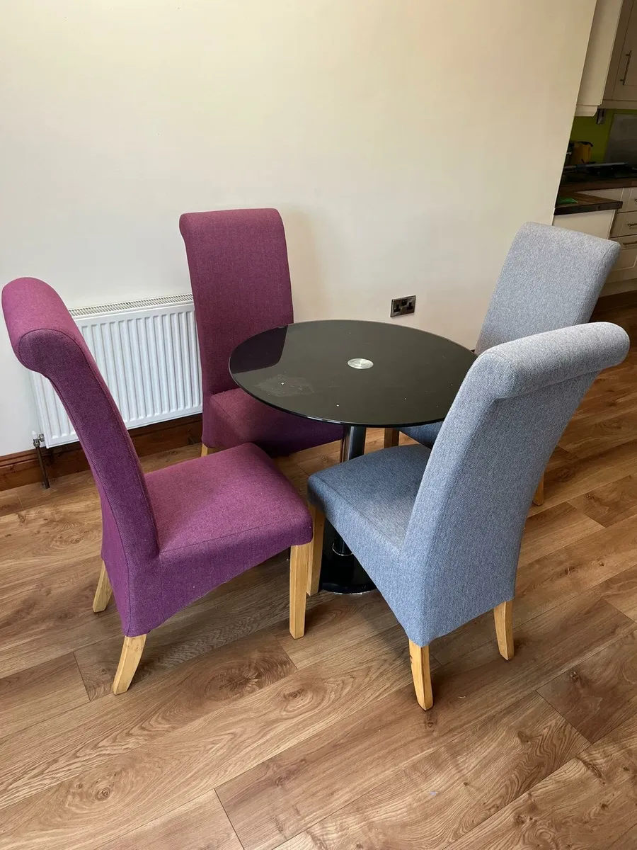 Table and chairs - Image 3