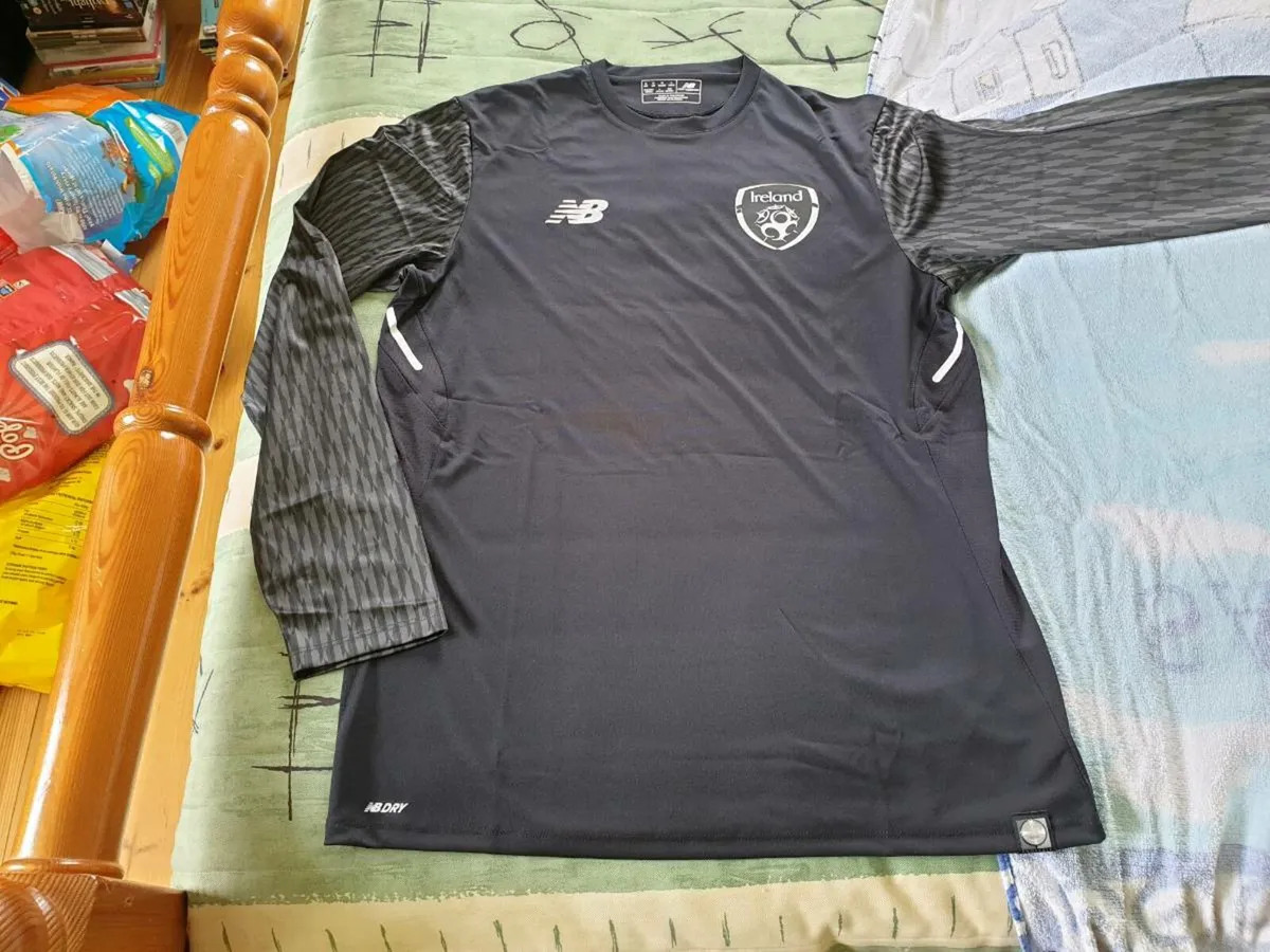 Ireland Football Goalkeeper Jersey 2017 to 2018 - Image 1