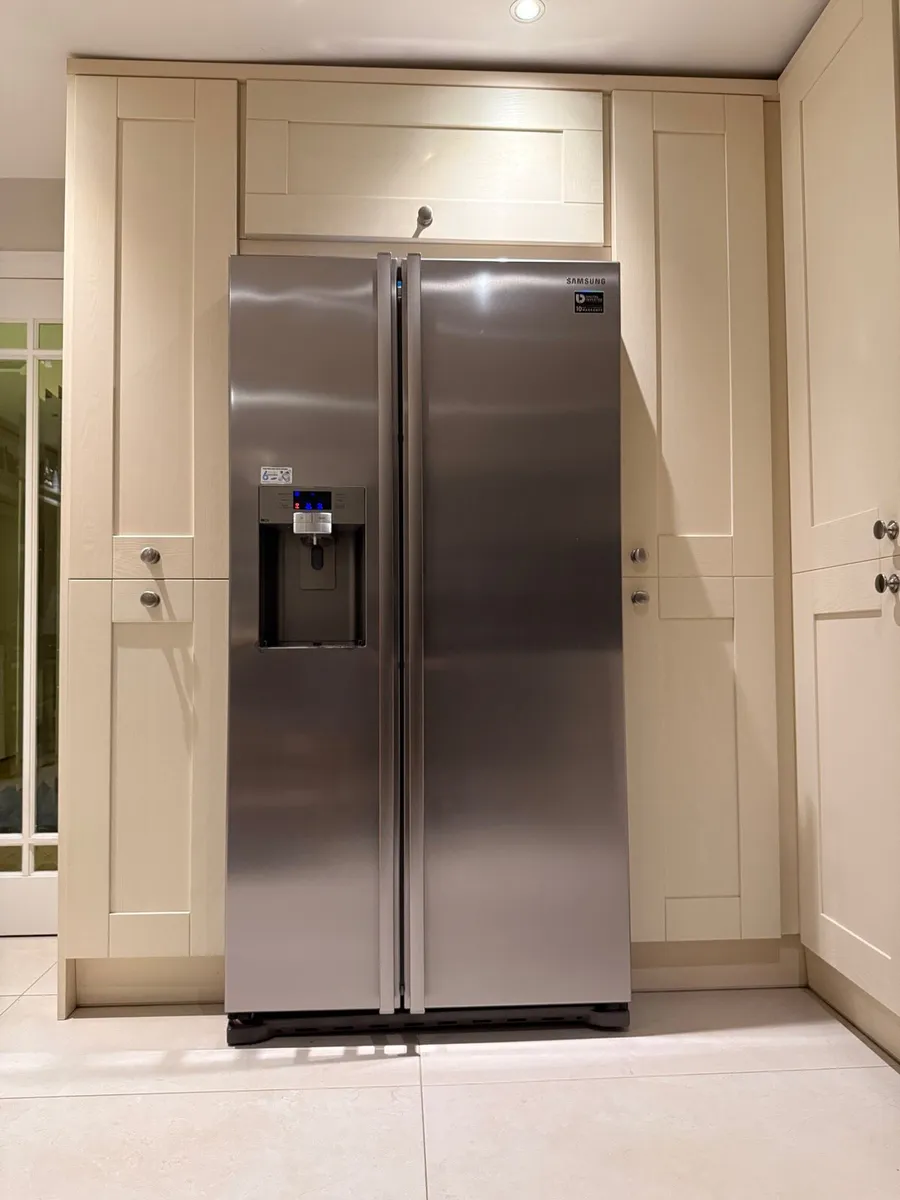 SAMSUNG American-Style Fridge Freezer RSG5UUSL - Image 1