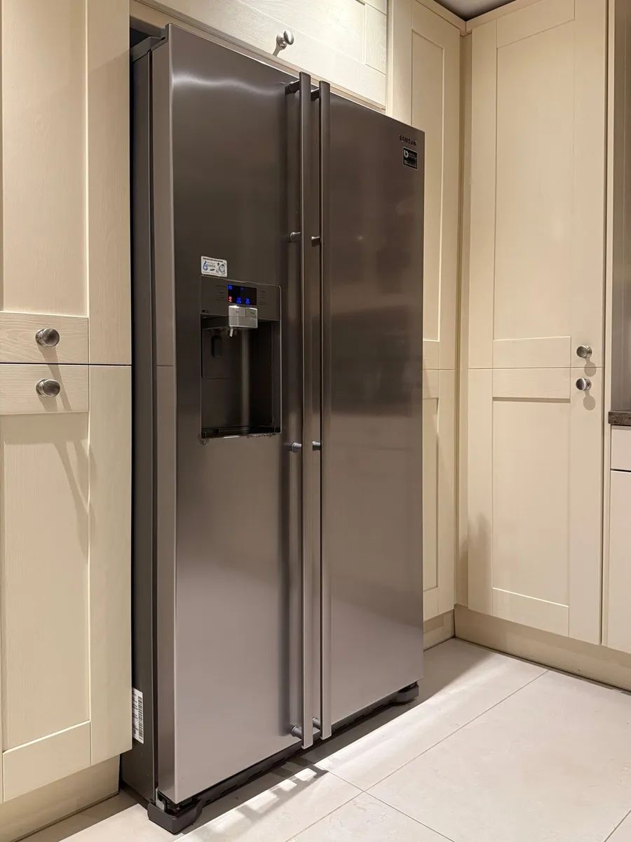 SAMSUNG American-Style Fridge Freezer RSG5UUSL - Image 4