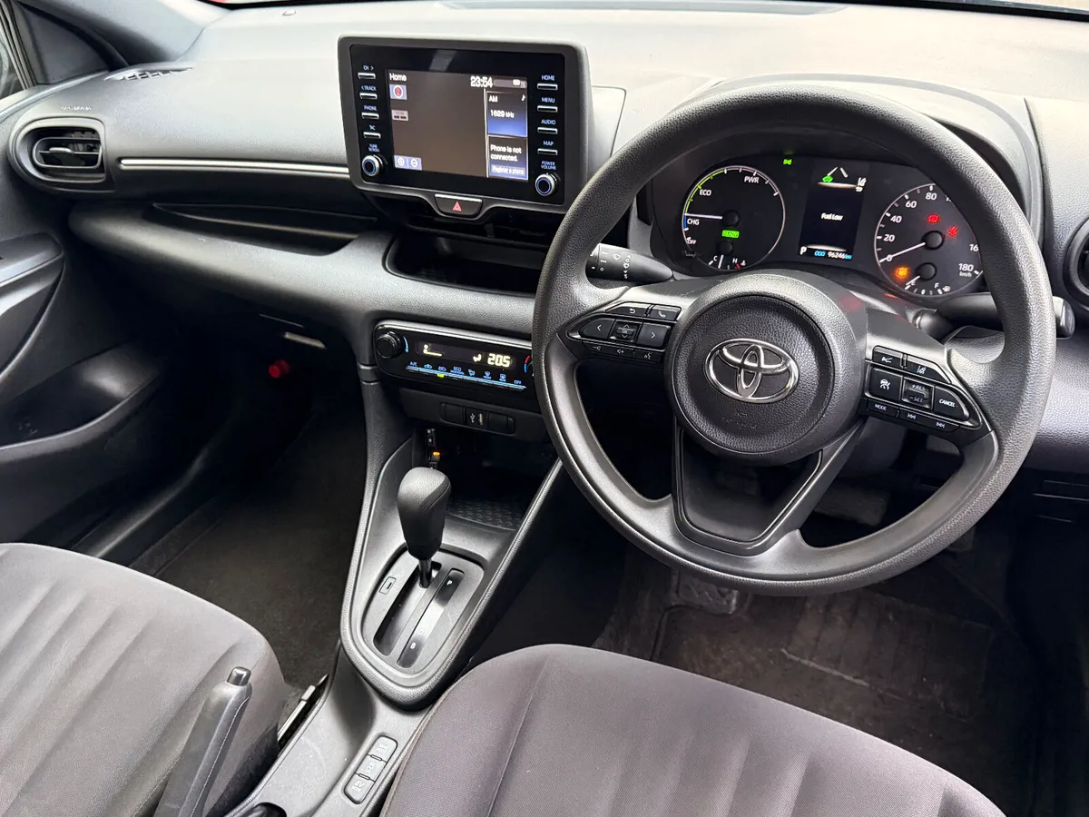 Toyota Yaris 2021 Hybrid automatic - Image 3