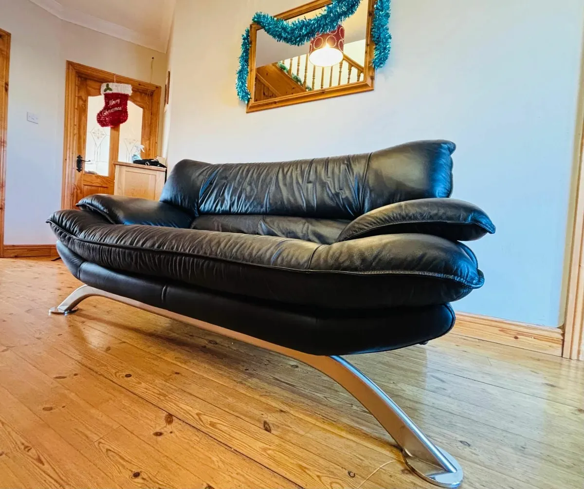 Modern Nicolette Designer Leather Sofa immaculate - Image 2